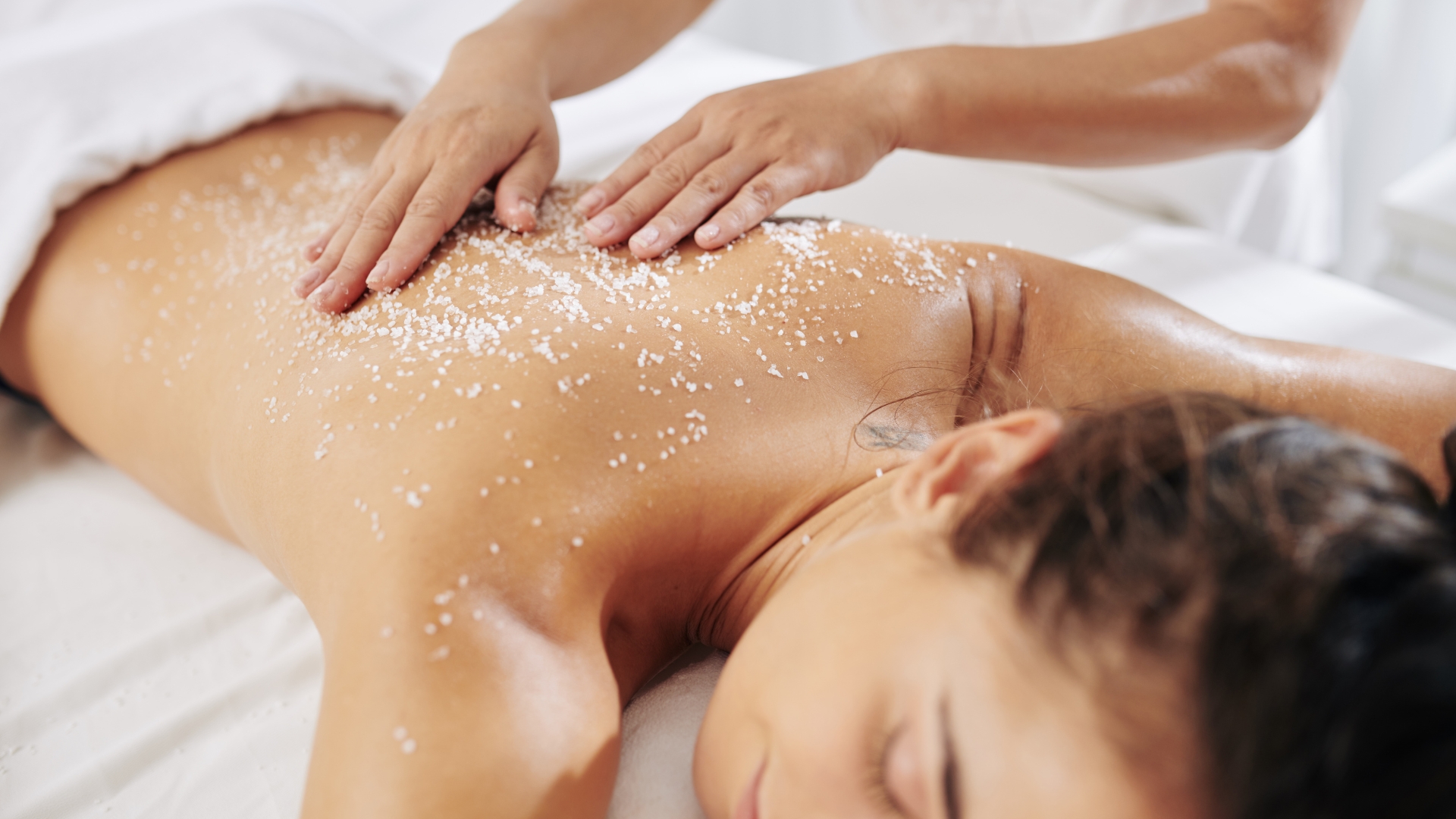 Say goodbye to back acne: A complete guide to smooth, blemish-free skin - Instant Beaute Bien Être